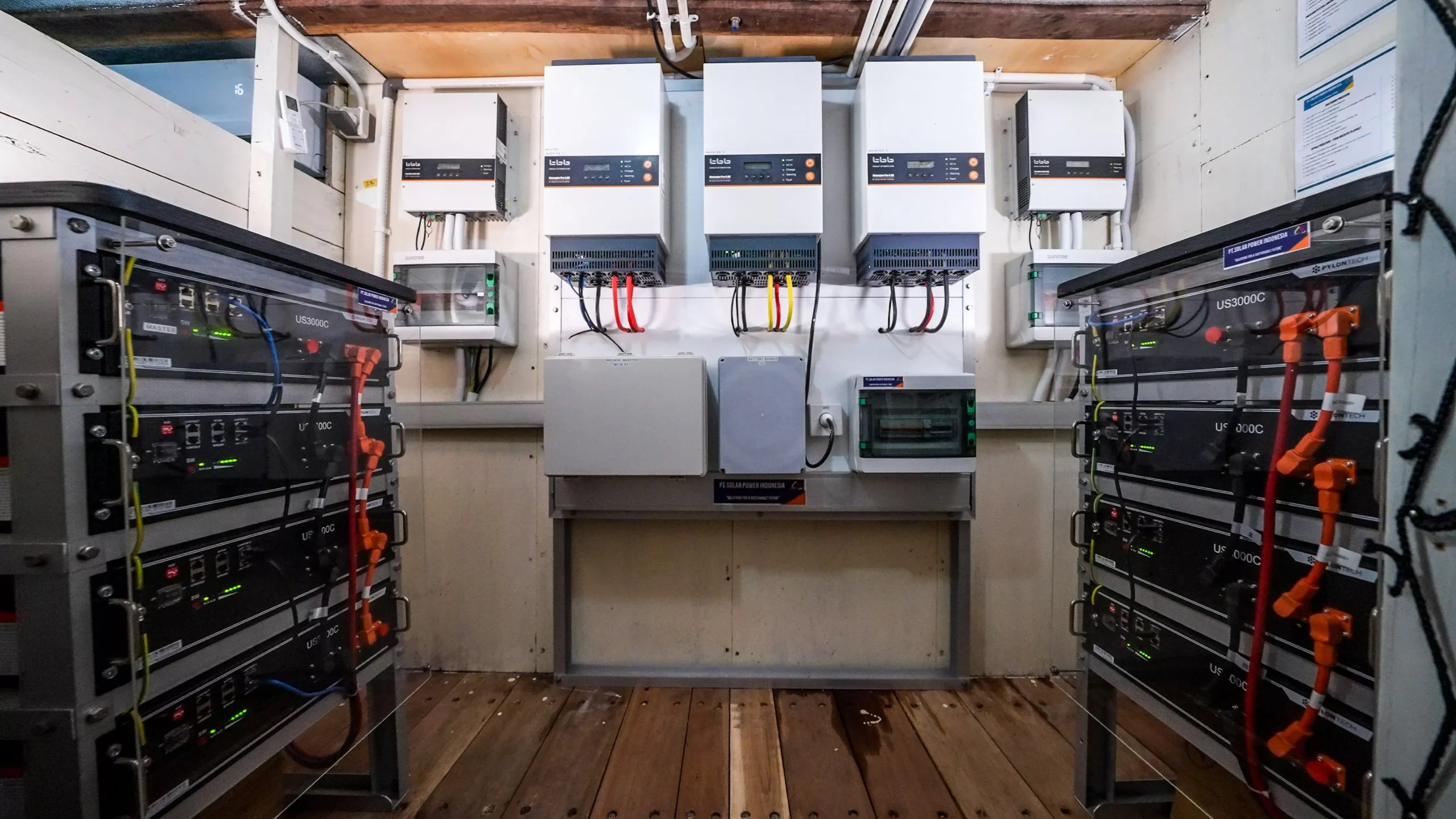 Nomad Archipelago liveaboard battery and solar array