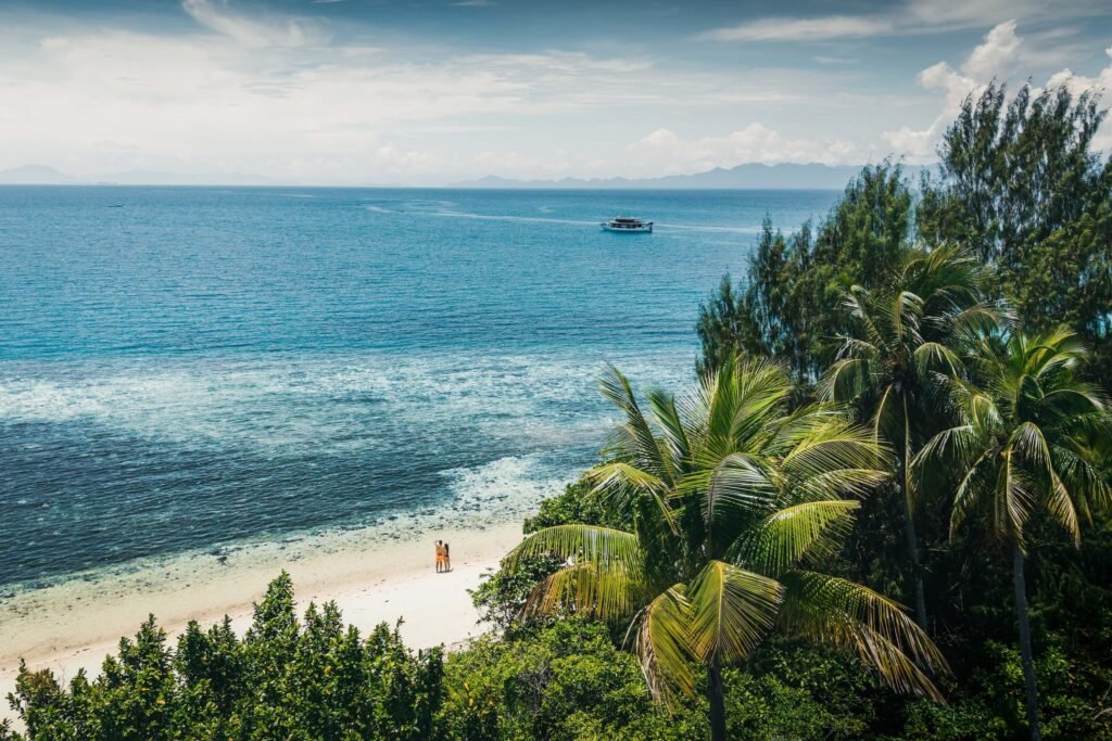 Visiting Paisu Pok Lake is only one part of a Nomad Archipelago itinerary. The surrounding archipelago is known for remote islands, deep blue channels, and reefs filled with rare species
